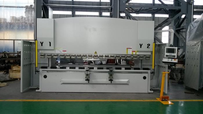 AHYW Yawei 4m CNC ohraňovací lis 4 osý Itálie ESA S640