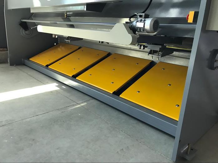 back view of China Yawei 6mm mild steel plate shears 4m cutting