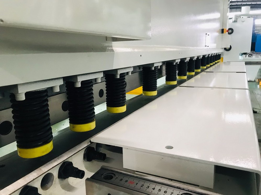 China Yawei AHYW HGSK 4M Metal CNC Guillotine Shears DELEM DAC360T Full touch screen controller China Yawei AHYW HGSK 4M Metal CNC Guillotine Shears DELEM DAC360T Full touch screen controller